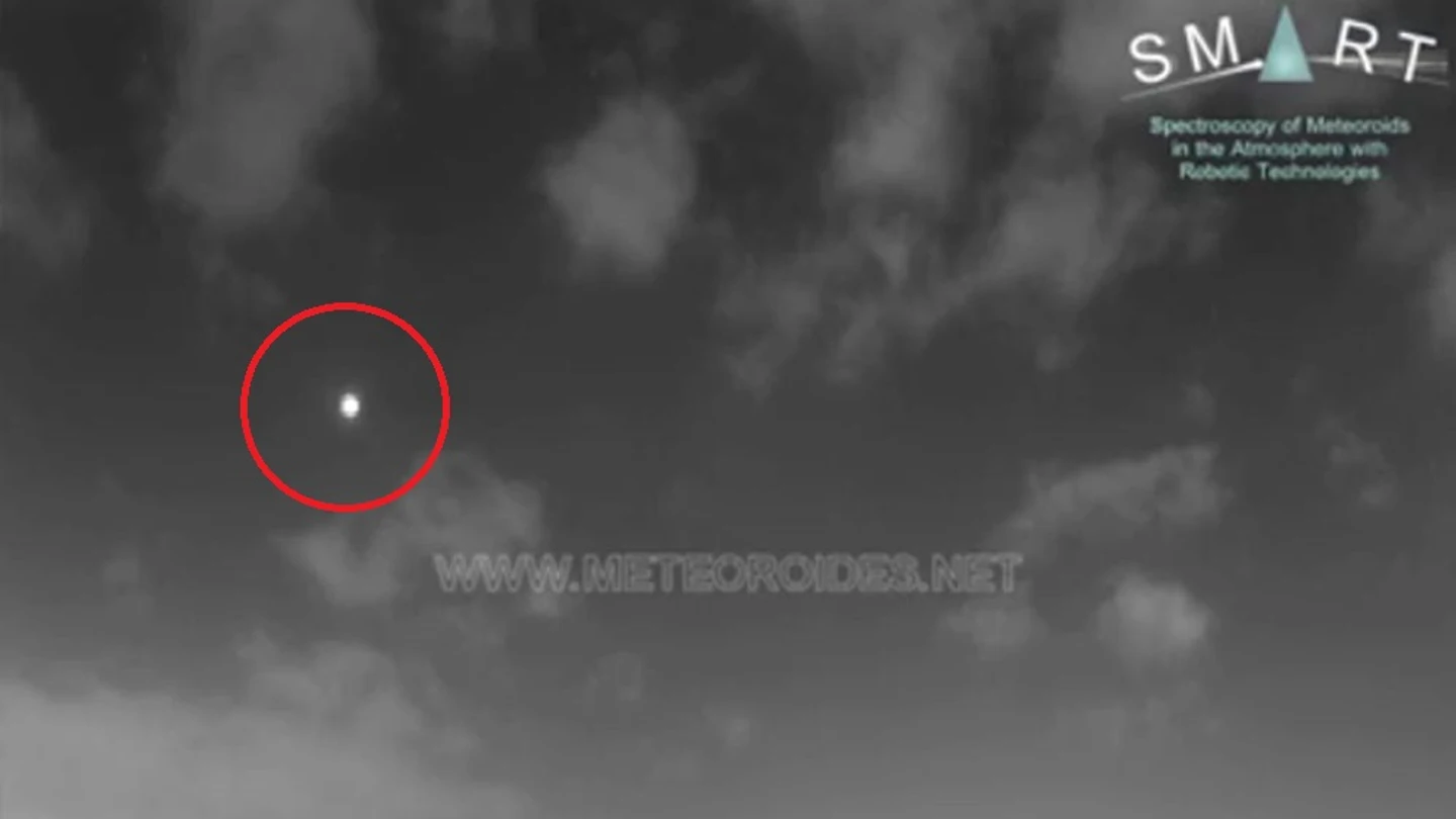 Un asteroide provoca una bola de fuego que cruza el cielo de Andalucía Un asteroide provoca una bola de fuego que cruza el cielo de Andalucía