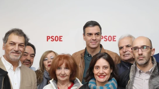 Pedro Sánchez con militantes del PSOE Pedro Sánchez con militantes del PSOE