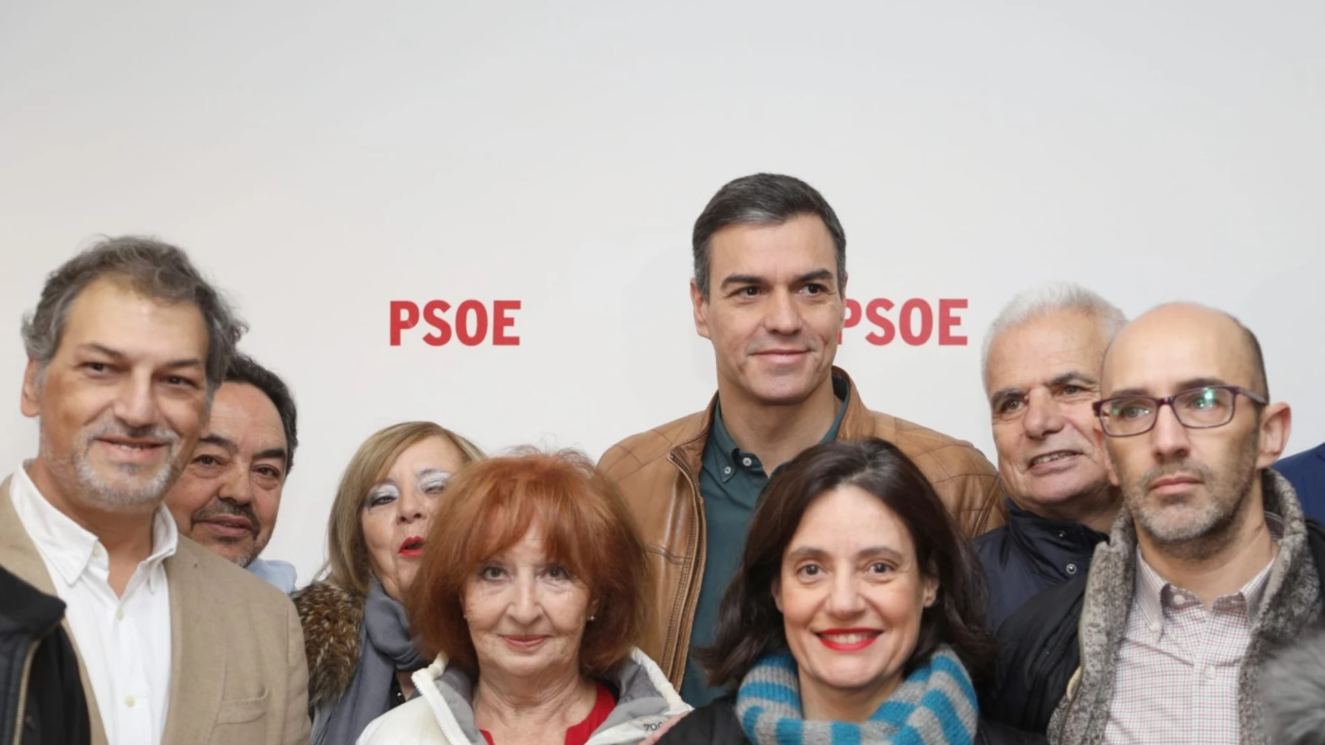 Pedro Sánchez con militantes del PSOE