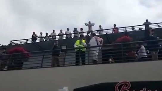 Un hincha de River imita a un mono ante aficionados del Flamengo Un hincha de River imita a un mono ante aficionados del Flamengo