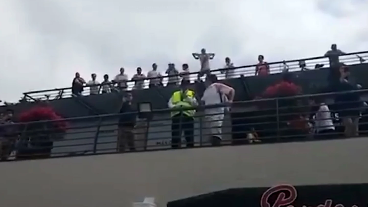 Un hincha de River imita a un mono ante aficionados del Flamengo Un hincha de River imita a un mono ante aficionados del Flamengo