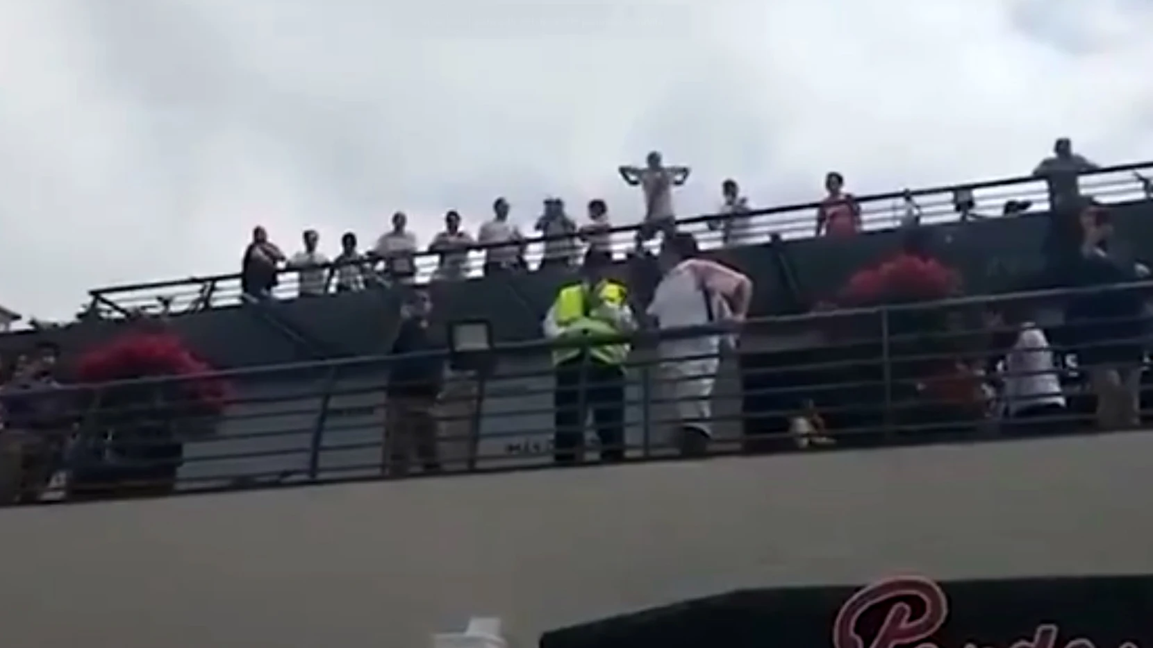 Un hincha de River imita a un mono ante aficionados del Flamengo