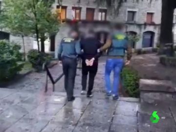 Dos detenidos por abusar de menores a las que prometían "salvar" del fin del mundo atendiendo sus deseos sexuales Dos detenidos por abusar de menores a las que prometían "salvar" del fin del mundo atendiendo sus deseos sexuales