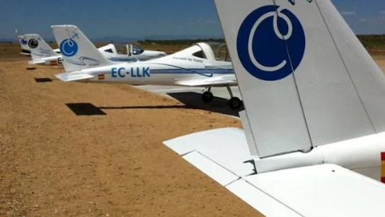 Imagen de archivo de avionetas en el aeródromo de Casarrubios del Monte Imagen de archivo de avionetas en el aeródromo de Casarrubios del Monte