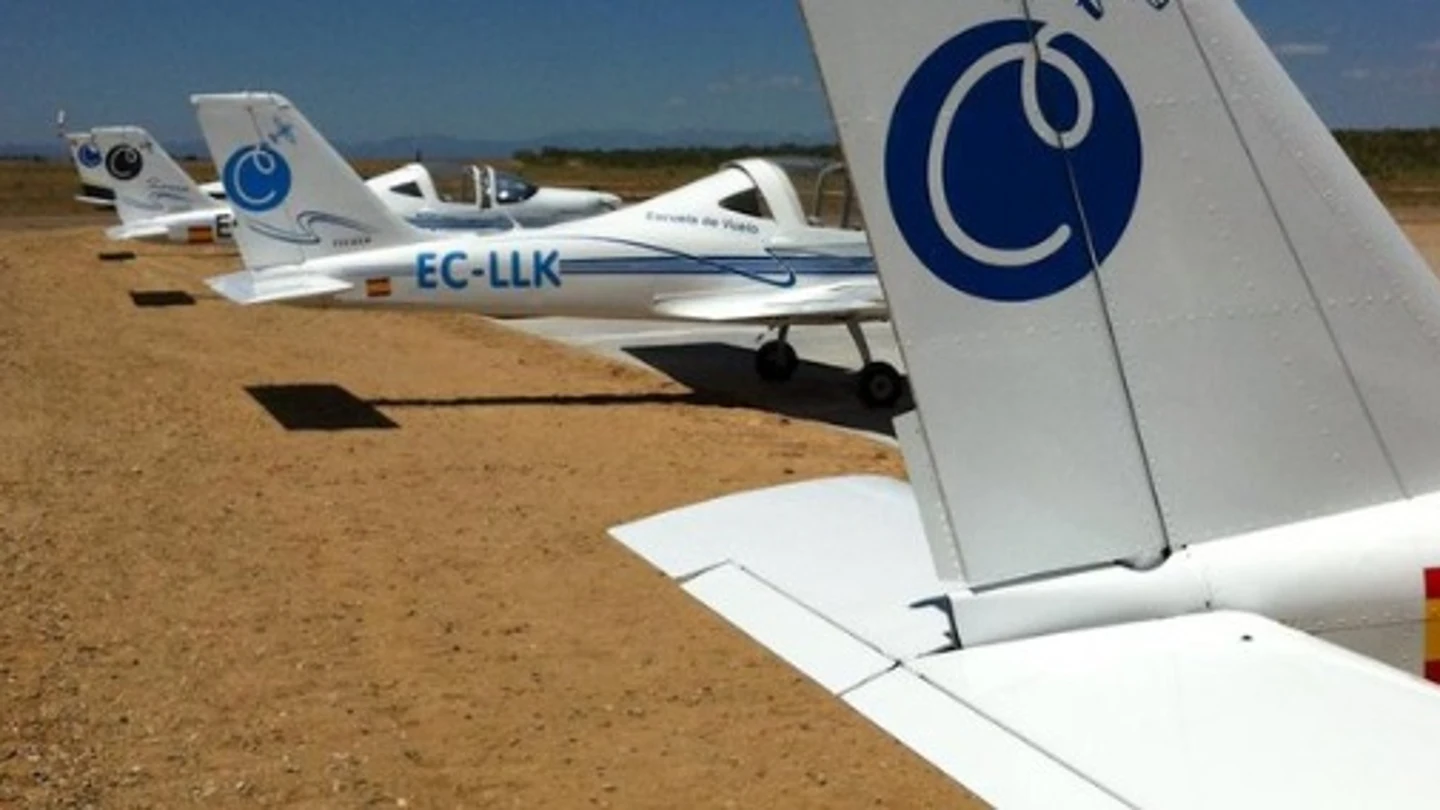 Imagen de archivo de avionetas en el aeródromo de Casarrubios del Monte Imagen de archivo de avionetas en el aeródromo de Casarrubios del Monte