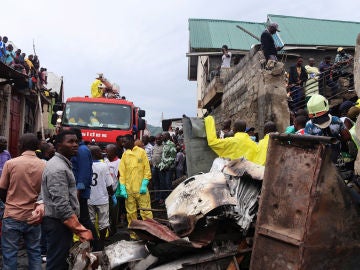 Al menos 26 muertos al estrellarse un avión en el Congo. Al menos 26 muertos al estrellarse un avión en el Congo.