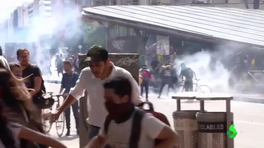 Un joven se encuentra en coma inducido tras impactar en su cara una bomba de gas lacrimógeno en Colombia Un joven se encuentra en coma inducido tras impactar en su cara una bomba de gas lacrimógeno en Colombia