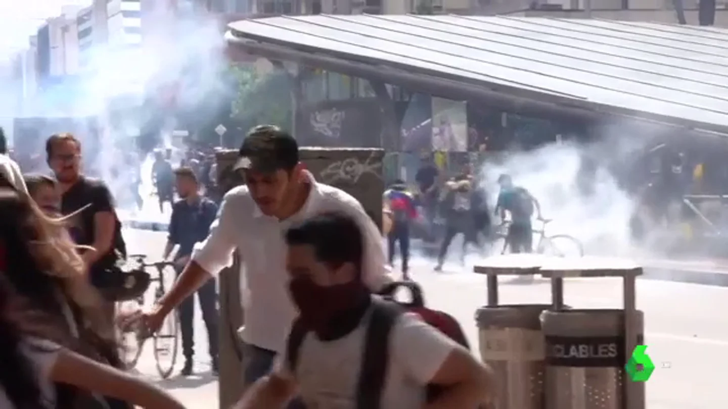 Un joven se encuentra en coma inducido tras impactar en su cara una bomba de gas lacrimógeno en Colombia Un joven se encuentra en coma inducido tras impactar en su cara una bomba de gas lacrimógeno en Colombia