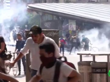 Un joven se encuentra en coma inducido tras impactar en su cara una bomba de gas lacrimógeno en Colombia Un joven se encuentra en coma inducido tras impactar en su cara una bomba de gas lacrimógeno en Colombia