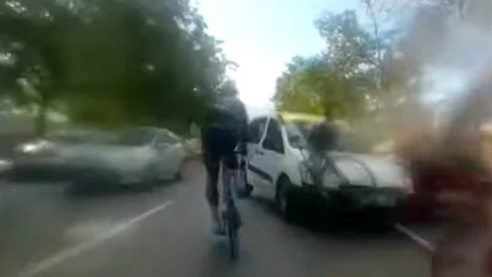 Una furgoneta atropella a varios ciclistas Una furgoneta atropella a varios ciclistas