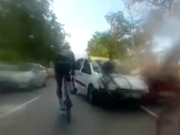 Una furgoneta atropella a varios ciclistas Una furgoneta atropella a varios ciclistas