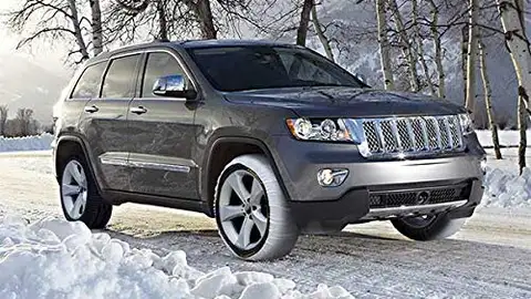 Coche sobre la nieve con cadenas textiles Coche sobre la nieve con cadenas textiles