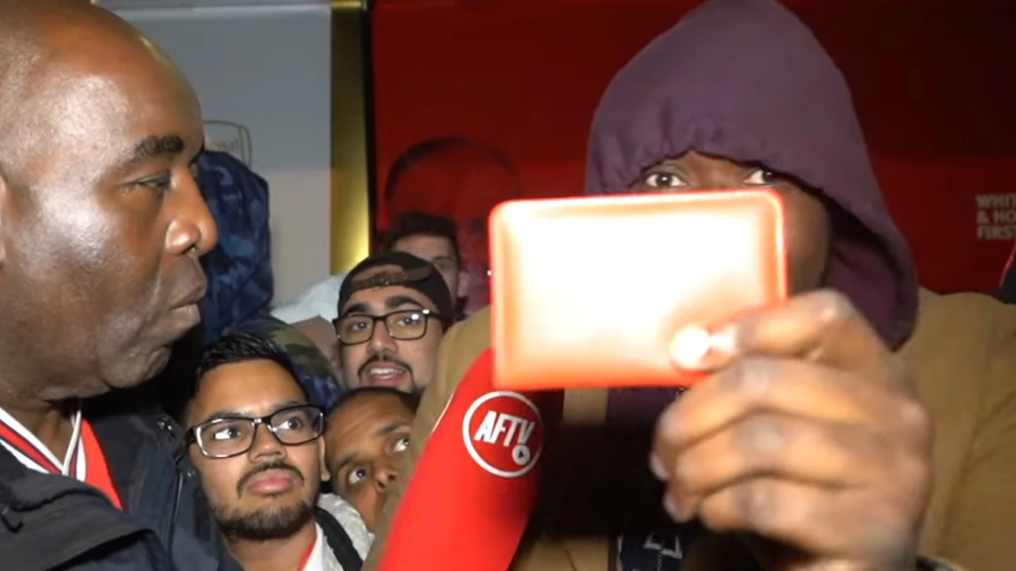 Un hincha del Arsenal, con su abono Un hincha del Arsenal, con su abono