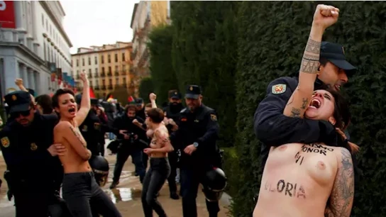 Varias activistas de Femen irrumpen en un acto de la Falange: "Al fascismo, ni honor ni gloria" Varias activistas de Femen irrumpen en un acto de la Falange: "Al fascismo, ni honor ni gloria"