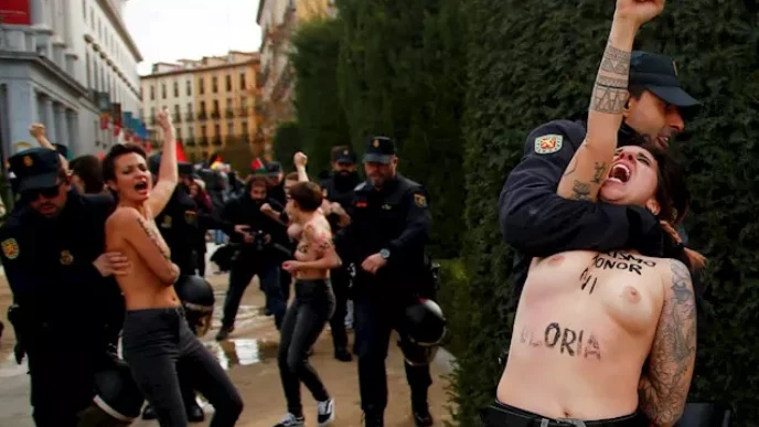 Varias activistas de Femen irrumpen en un acto de la Falange: "Al fascismo, ni honor ni gloria"