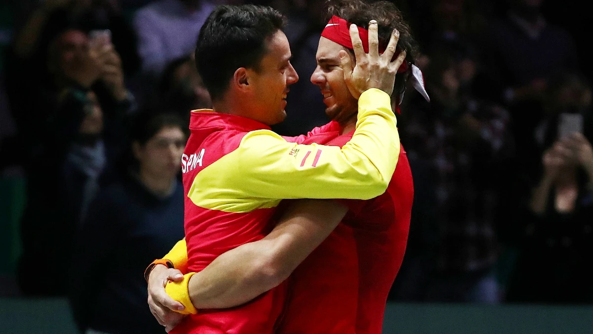 Rafa Nadal se abraza a Roberto Bautista