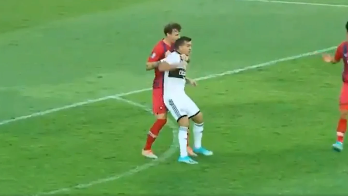 Fernando Amorebieta muerde a Nestor Camacho Fernando Amorebieta muerde a Nestor Camacho