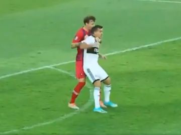 Fernando Amorebieta muerde a Nestor Camacho Fernando Amorebieta muerde a Nestor Camacho