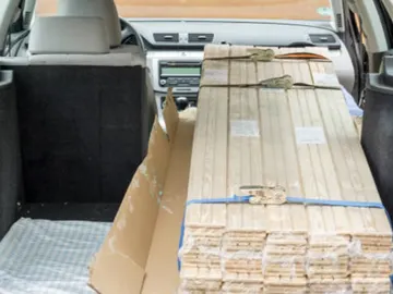Bloques de madera en un maletero de coche Bloques de madera en un maletero de coche