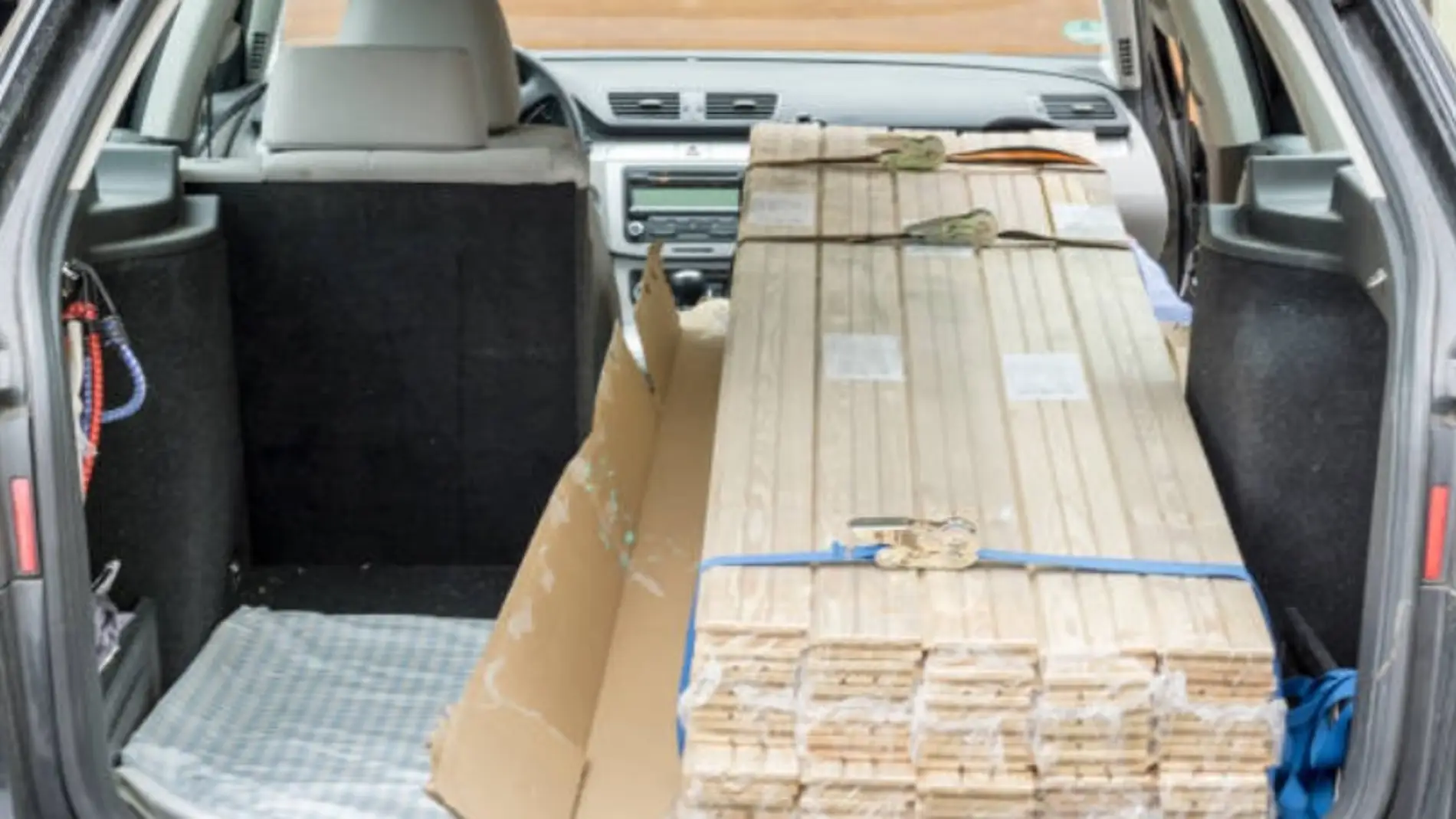 Bloques de madera en un maletero de coche