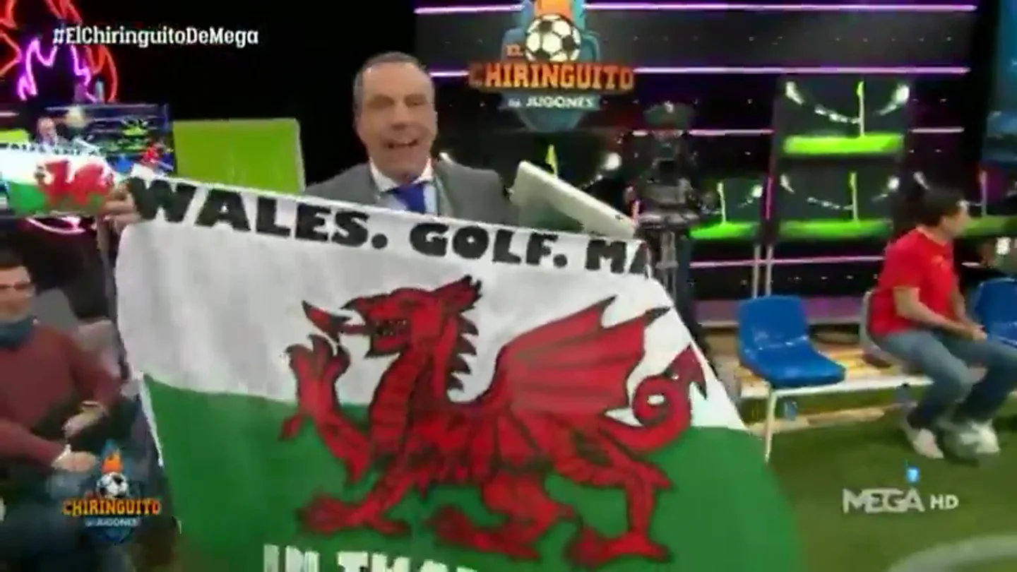 Cristóbal Soria entra al plató de 'El Chiringuito' con la polémica bandera de Bale Cristóbal Soria entra al plató de 'El Chiringuito' con la polémica bandera de Bale