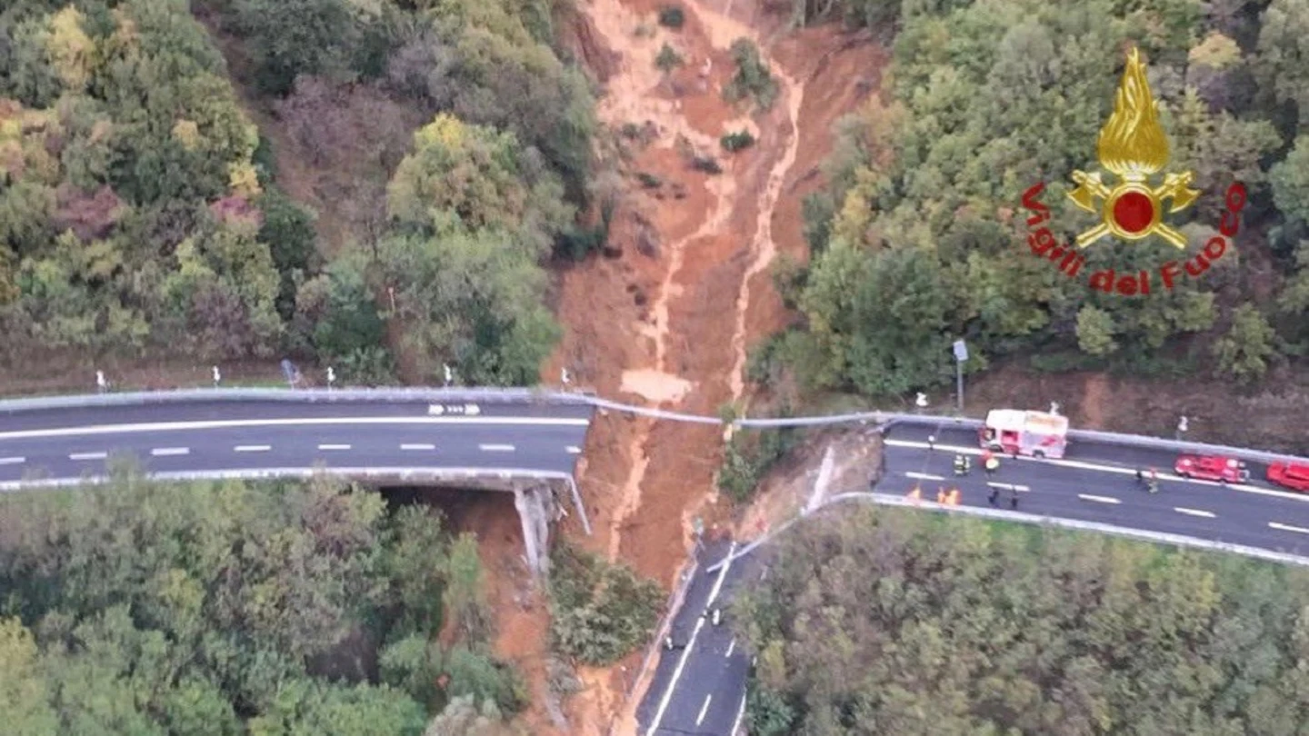 Las fuertes lluvias causan la caída de un puente en el norte de Italia Las fuertes lluvias causan la caída de un puente en el norte de Italia