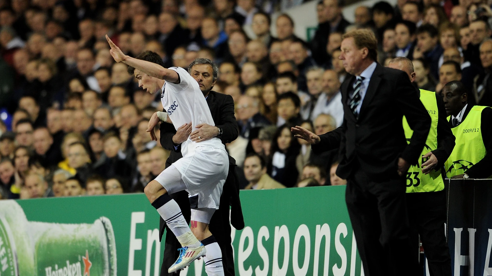 Mourinho agarra a Bale durante el Tottenham-Real Madrid de 2011
