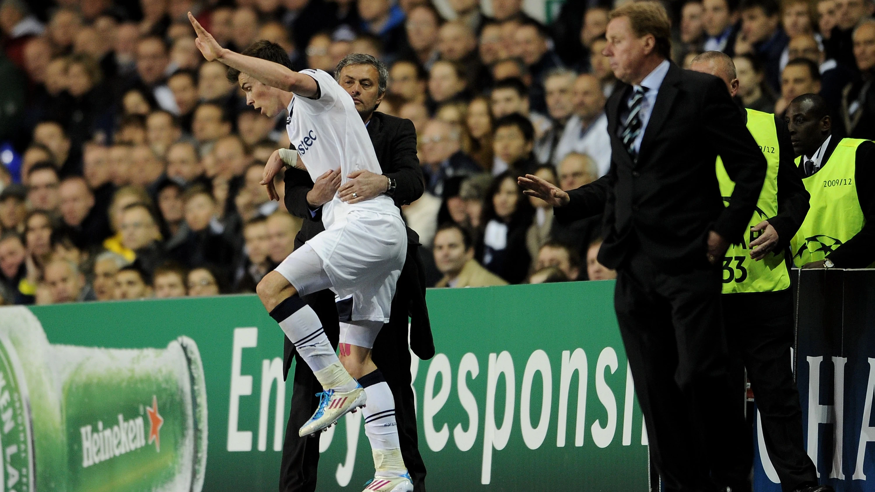 Mourinho agarra a Bale durante el Tottenham-Real Madrid de 2011