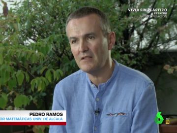 El profesor Pedro Ramos explica por qué a los españoles se nos atascan las matemáticas: "Estudiamos demasiadas y demasiado deprisa" El profesor Pedro Ramos explica por qué a los españoles se nos atascan las matemáticas: "Estudiamos demasiadas y demasiado deprisa"