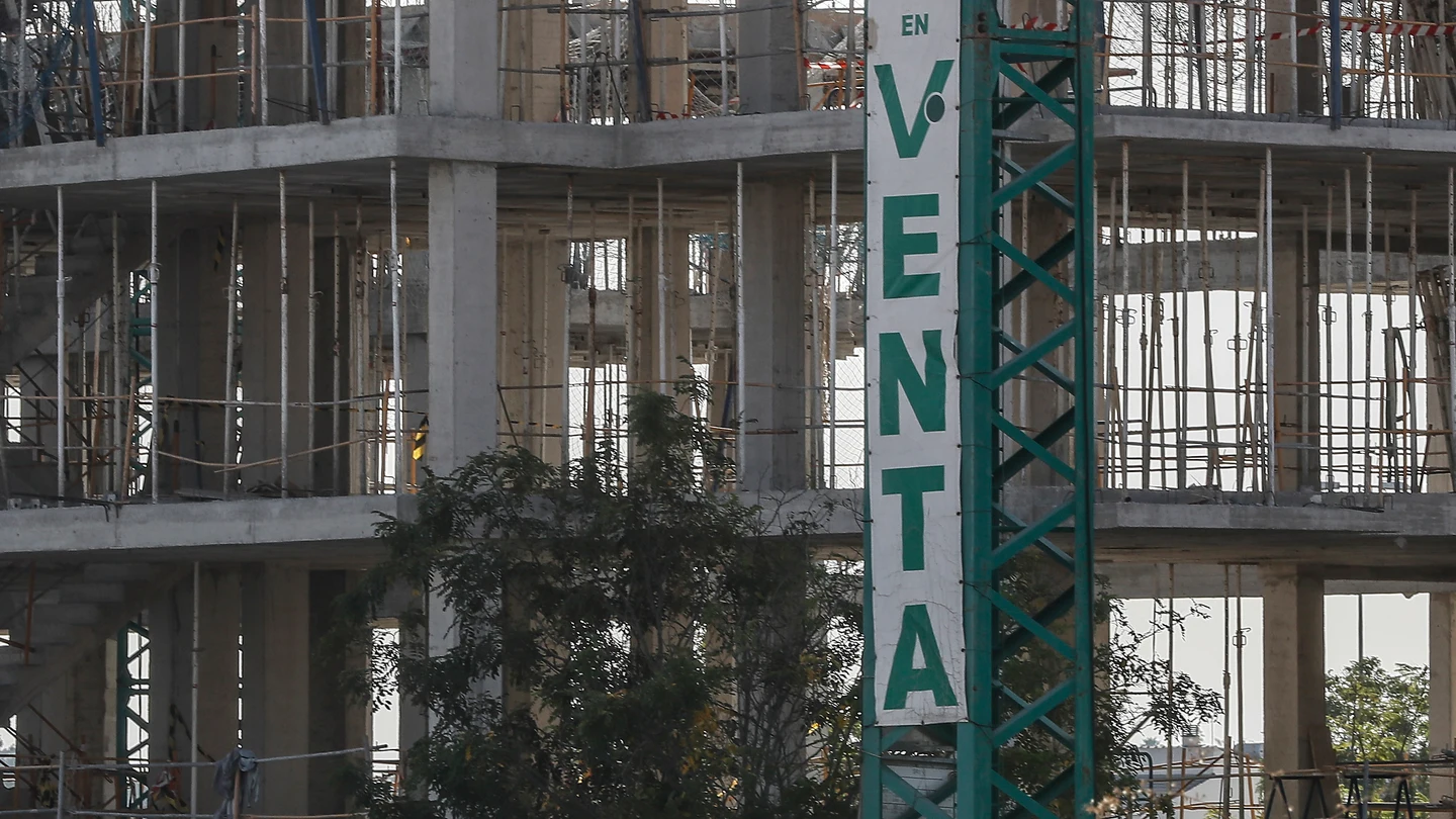 Cartel de venta de pisos en unas obras Cartel de venta de pisos en unas obras