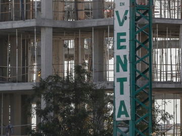 Cartel de venta de pisos en unas obras Cartel de venta de pisos en unas obras