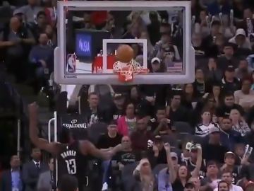James Harden y su polémico mate James Harden y su polémico mate