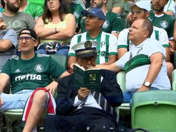 Edilson, leyendo "Ciencia y Revolución" durante el Palmeiras-Flamengo Edilson, leyendo "Ciencia y Revolución" durante el Palmeiras-Flamengo