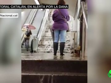 Cascadas en las escaleras del metro y calles anegadas: los estragos del paso de la DANA por Barcelona Cascadas en las escaleras del metro y calles anegadas: los estragos del paso de la DANA por Barcelona
