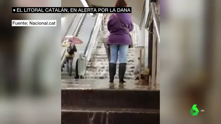 Cascadas en las escaleras del metro y calles anegadas: los estragos del paso de la DANA por Barcelona