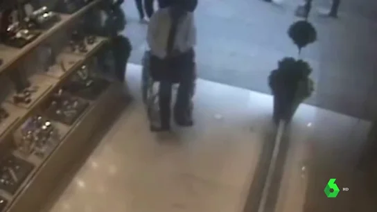 Dos miembros de una banda de atracadores utilizan una falsa discapacidad para robar 1,3 millones de euros de una joyería en Barcelona Dos miembros de una banda de atracadores utilizan una falsa discapacidad para robar 1,3 millones de euros de una joyería en Barcelona