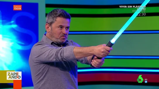 Miki Nadal lucha con un sable de luz Miki Nadal lucha con un sable de luz
