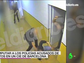 Ordenan imputar a los policías acusados de maltratar a migrantes tras un intento de fuga de un CIE de Barcelona Ordenan imputar a los policías acusados de maltratar a migrantes tras un intento de fuga de un CIE de Barcelona