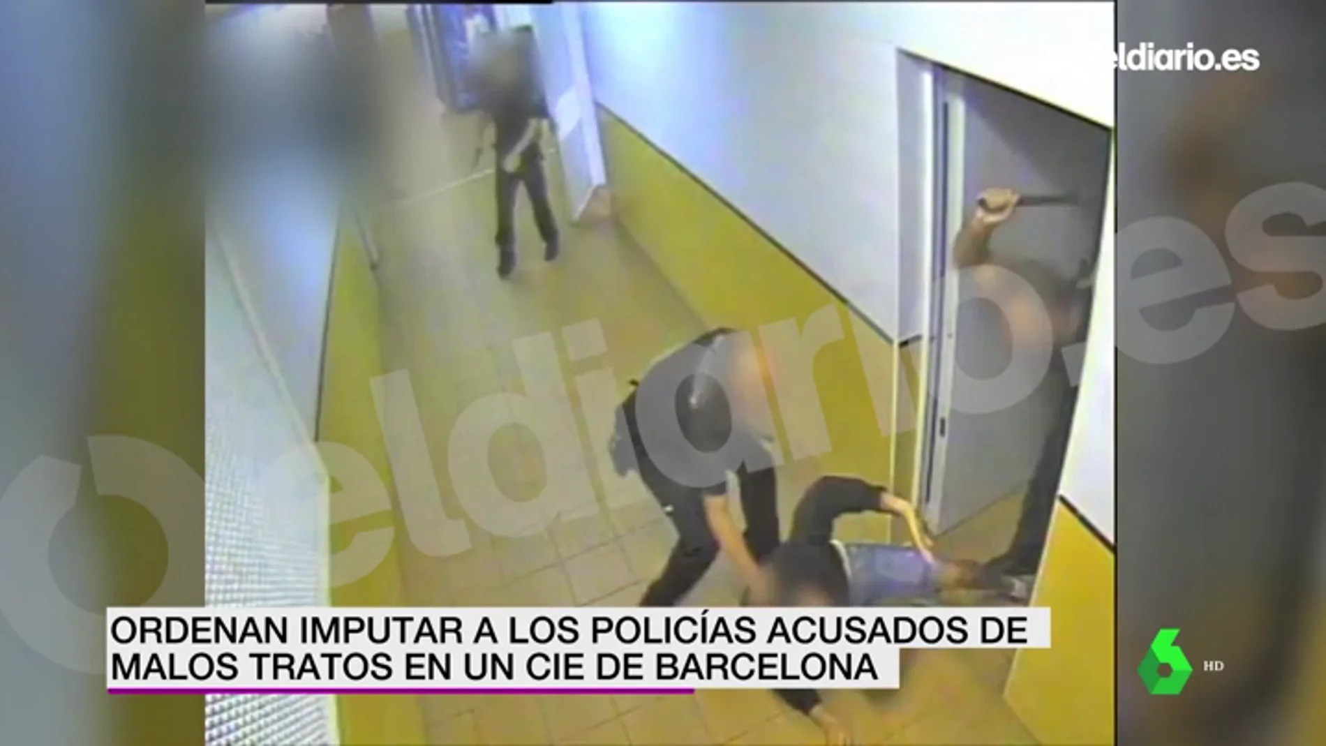 Ordenan imputar a los policías acusados de maltratar a migrantes tras un intento de fuga de un CIE de Barcelona