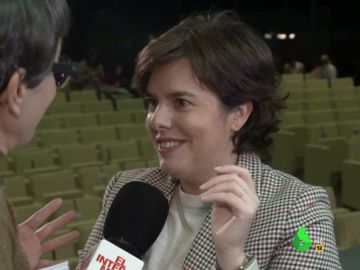 Sáenz de Santamaría confiesa a Thais Villas cómo es su vida fuera de la política: "Nos hemos vuelto unos disfrutones" Sáenz de Santamaría confiesa a Thais Villas cómo es su vida fuera de la política: "Nos hemos vuelto unos disfrutones"
