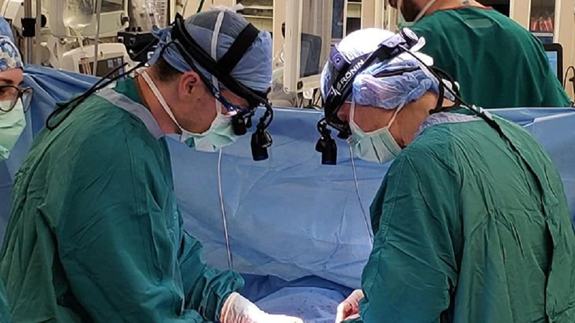 Médicos del Hospital Universitario de Duke realizando la operación