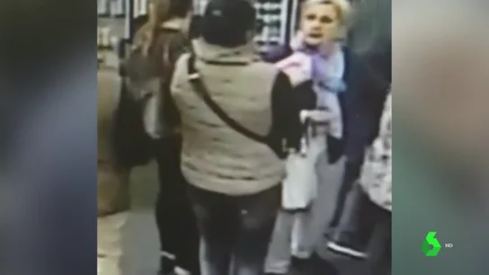 Detenida una de las mujeres que le robó el dinero de la pensión a una anciana en una farmacia de Cádiz Detenida una de las mujeres que le robó el dinero de la pensión a una anciana en una farmacia de Cádiz