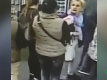 Detenida una de las mujeres que le robó el dinero de la pensión a una anciana en una farmacia de Cádiz Detenida una de las mujeres que le robó el dinero de la pensión a una anciana en una farmacia de Cádiz