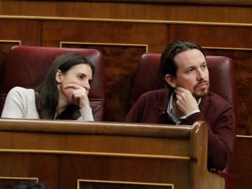 El líder de Podemos, Pablo Iglesias, e Irene Montero en el Congreso El líder de Podemos, Pablo Iglesias, e Irene Montero en el Congreso