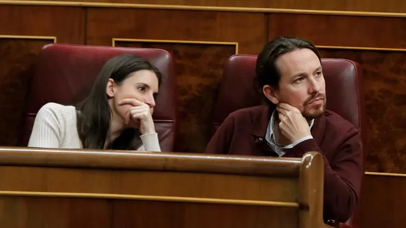 El líder de Podemos, Pablo Iglesias, e Irene Montero en el Congreso