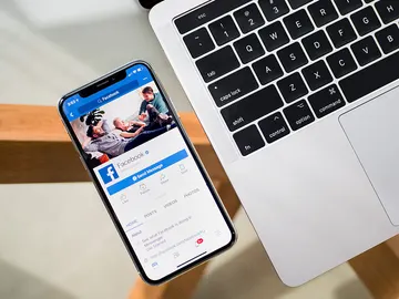 Facebook en un teléfono móvil Facebook en un teléfono móvil