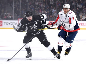 Drew Doughty y Alex Ovechkin, en el partido del 'soplete' Drew Doughty y Alex Ovechkin, en el partido del 'soplete'