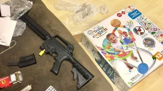 El rifle que encontraron los padres al abrir la caja El rifle que encontraron los padres al abrir la caja