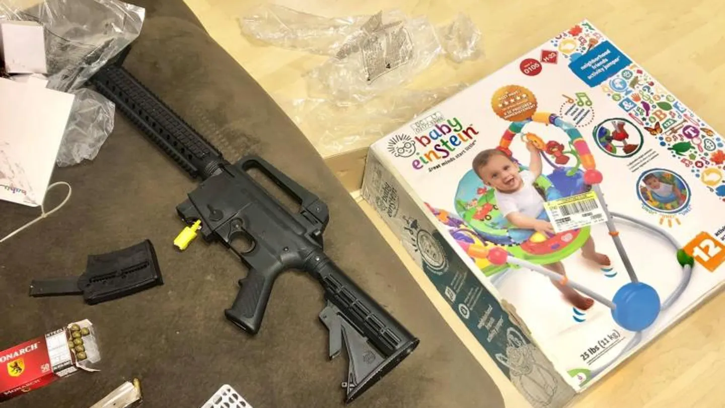 El rifle que encontraron los padres al abrir la caja El rifle que encontraron los padres al abrir la caja