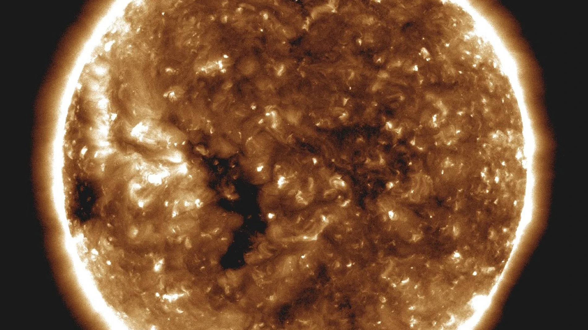 Fotografía cedida por la NASA, capturada el 27 de octubre de 2018 por el Observatorio de Dinámica Solar (SDO